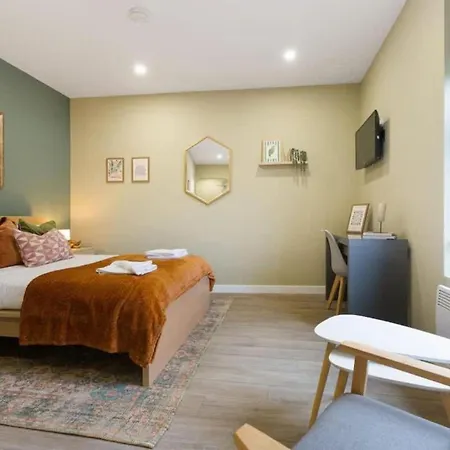 1 Bedroom On Linthorpe Road, With Free Wifi, Free Private Parking, Smart Tv And Self Catering Kitchen *