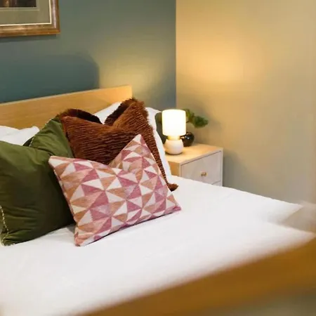 Apartment 1 Bedroom On Linthorpe Road, With Free Wifi, Free Private Parking, Smart Tv And Self Catering Kitchen *