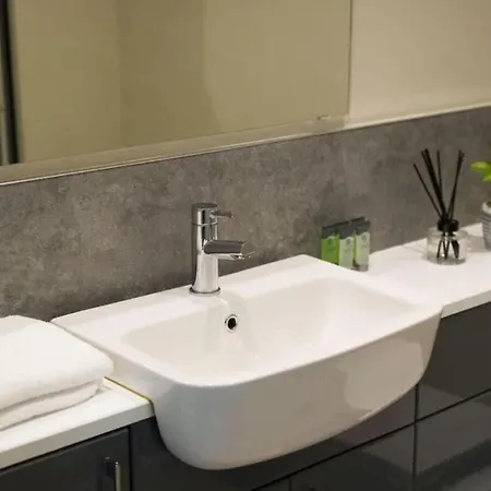 Apartment 1 Bedroom On Linthorpe Road, With Free Wifi, Free Private Parking, Smart Tv And Self Catering Kitchen Middlesbrough